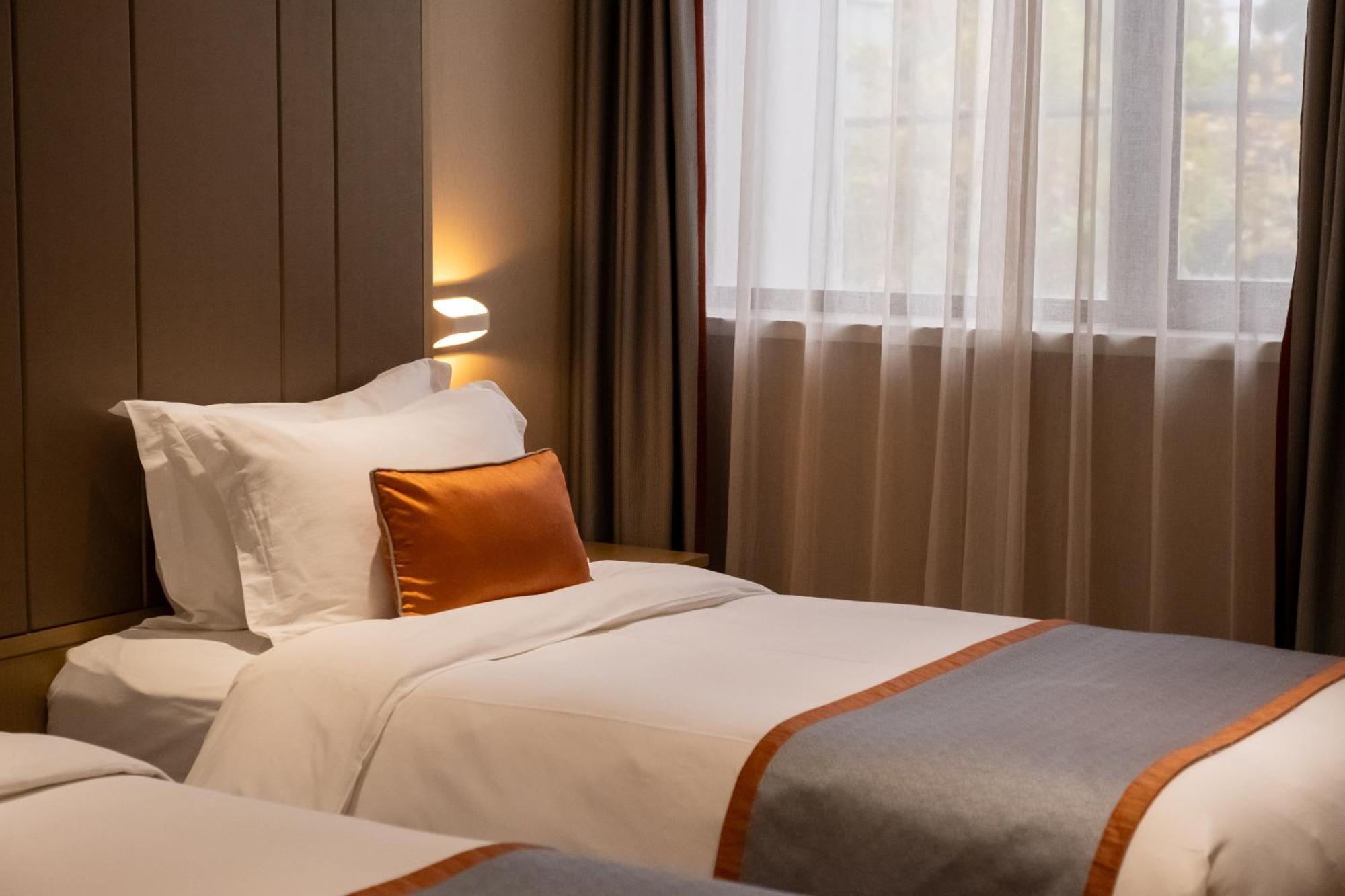 Shanghai-Deco Hotel-Free Shuttle Bus To Pudong Airport And Disneyland Esterno foto